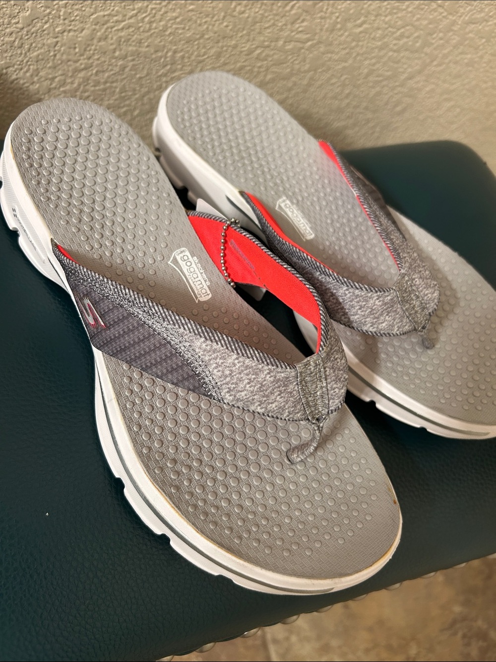 Skechers Goga pillars Gray Flip Flops women’s size 10